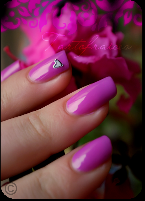 Essie - Splash Of Grenadine http://tartofraises.nailblogs.net/vernis/ESSIE/splash_of_grenadine_3.png