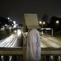 Cardboard Box Head #13 - Crossing the river (photographie conceptuelle)
