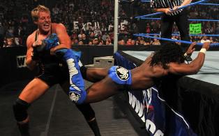 Jack Swagger provoque la disqualification de Dolph Ziggler The All American American a agressé Kofi Kingston alors qu'il allait s'emparer de la ceinture de Dolph Ziggler