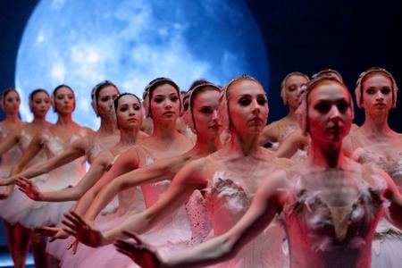 Black Swan : 4 vidéos, 6 posters & 40 photos inédites !! black-swan