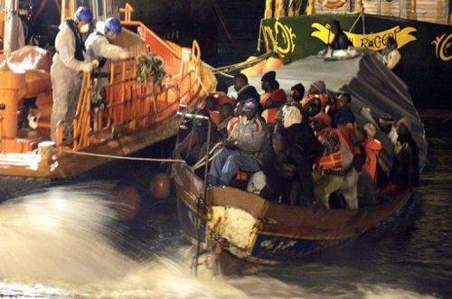 Une immigrante accouche à bord d'une embarcation de fortune en route pour l'Espagne