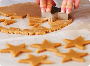 Découpe étoiles à la cannelle Zimtsterne ou étoiles à la cannelle sans gluten