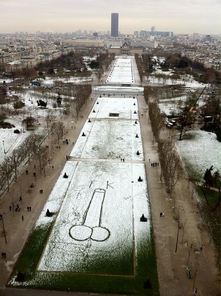 Not an ordinary view from the Eiffel Tower Photobucket