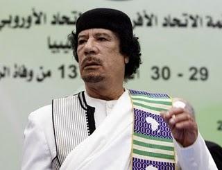 Fesman -senegal - libye : le président Khadafi distribue des billets de 100 dollars aux mendiants