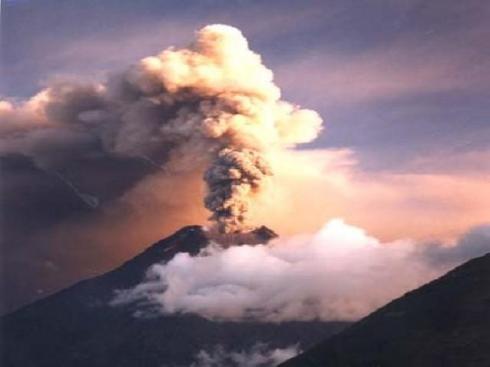 Activité volcanique en Équateur : Le stratovolcan Tunguruhua. Risque d'éruption paroxismale. Activité volcanique en Équateur : Le stratovolcan Tunguruhua. Risque d'éruption paroxismale.