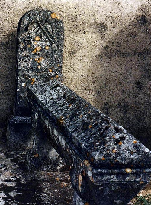 La tombe d'un compagnon charpentier à Cozes (17)