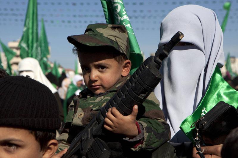 Mardi 14 décembre, de nombreux partisans, y compris des enfants, se sont rassemblés dans les rues de Gaza, à l'occasion du 23e anniversaire de la création du Mouvement de résistance islamique (Hamas). 
