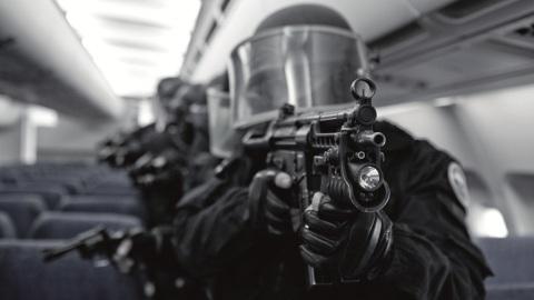 L'assaut avec Vincent Elbaz et Mélanie Bernier ... bande annonce L'assaut avec Vincent Elbaz et Mélanie Bernier ... bande annonce