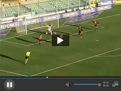 Footballeur prend le ballon des mains du gardien et marque...