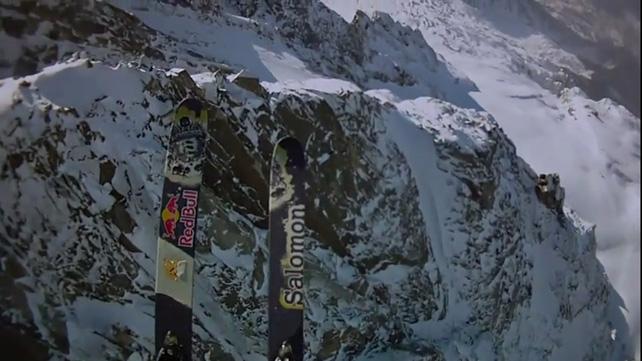 Antoine Montant slide l'un des cables du téléphérique de l'ancienne gare des glaciers Antoine_Montant_1