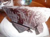 Duo de truffes chocolatées : Truffes aux spéculos et fève de tonka et truffes au coeur d'abricots secs, enrobées de noisettes torréfiées