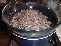 Duo de truffes chocolatées : Truffes aux spéculos et fève de tonka et truffes au coeur d'abricots secs, enrobées de noisettes torréfiées