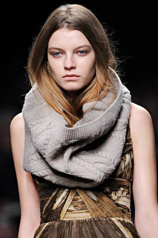 Le snood... http://www.sofadesign.fr/wp-content/uploads/2009/09/snood-burberry.jpg