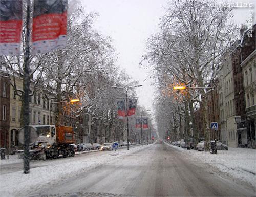 La patinoire lilloise de l'hiver. Boulevard Victor Hugo sous la neige