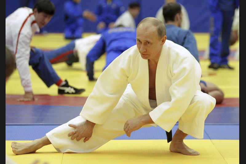Le Premier ministre russe Vladimir Poutine s'est entraîné mercredi 22 décembre pendant une demi-heure avec des champions de judo russes à Saint-Pétersbourg. 