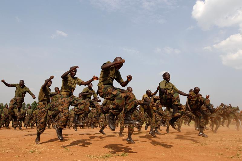 Ces soldats, membres des Forces de défense populaire de l'Ouganda (UPDF) s’entraînent dans le camp militaire de Singo, à Kampala le 21 décembre 2010.