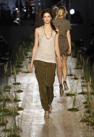 Encore du kaki, parce qu'on le vaut bien ;-) http://imworld.aufeminin.com/dossiers/D20100311/co-ptoir-112907_L.jpg