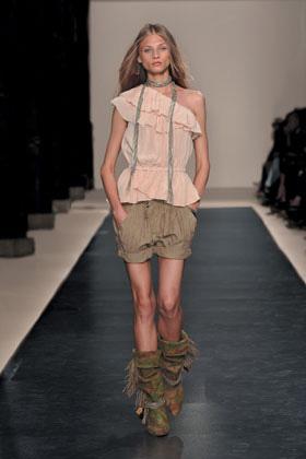 Encore du kaki, parce qu'on le vaut bien ;-) http://www.doitinparis.fr/images/content/look/2010-01-05/1-zoom.jpg