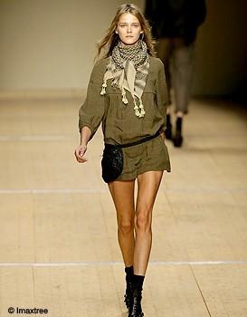 Encore du kaki, parce qu'on le vaut bien ;-) http://www.elle.fr/var/plain_site/storage/images/mode/les-conseils-mode/question-mode/comment-adopter-le-look-indiana-jane/8841677-4-fre-FR/comment_adopter_le_look_indiana_jane_mode_large_qualite.jpg