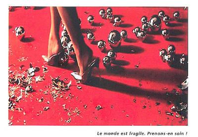 Voeux de fin d’année Carte de voeux de Micheline Calmy-Rey pour le Noël et l'année 2011. Création de Sylvie Fleury néo-féministe.