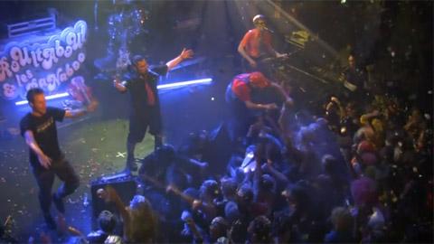 Remi Gaillard en mode ''mousse à raser'' ... ça donne ça Remi Gaillard en mode ''mousse à raser'' ... ça donne ça