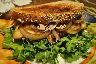 Sandwich à la dinde avec gouda et oignons caramélisés