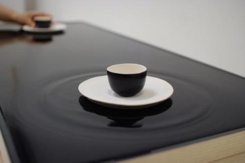 Table ondulation par Jeonghwa Seo et Hanna Chung Table ondulation par Jeonghwa Seo et Hanna Chung