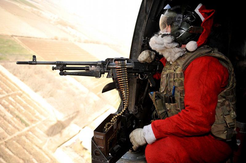 <b></div>APOCALYPSE NOËL.</b> Un humour noir so British... Voici l’étrange Noël de Richard Symonds, sous-officier mitrailleur de Sa Gracieuse Majesté. Survolant la province d’Helmand, dans le sud-ouest de l’Afghanistan, il a pris l’habit du Père Noël pour apporter à ses camarades de combat courriers et cadeaux de leurs proches. Quelque 10.000 soldats britanniques sont actuellement déployés dans le pays, ce qui constitue le deuxième contingent après celui des États-Unis.Même sous sa barbe postiche, ce guerrier de Santa Claus doit rester vigilant : le danger vient du sol, et les missiles des talibans ont déjà fait mouche. Depuis le début du conflit en 2001, 347 soldats anglais ont péri.