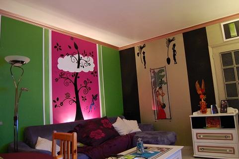 Une décoration de salon rose et verte!