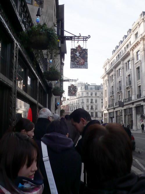 London – Liberty & Bond Street : I queue, you queue,… (*) liberty-01