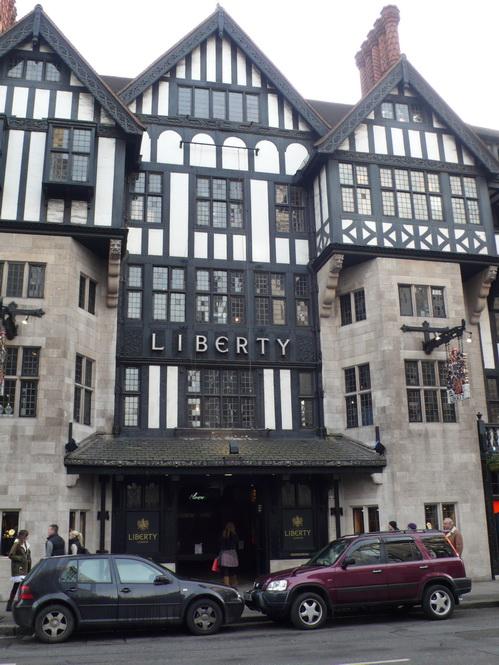 London – Liberty & Bond Street : I queue, you queue,… (*) liberty-03