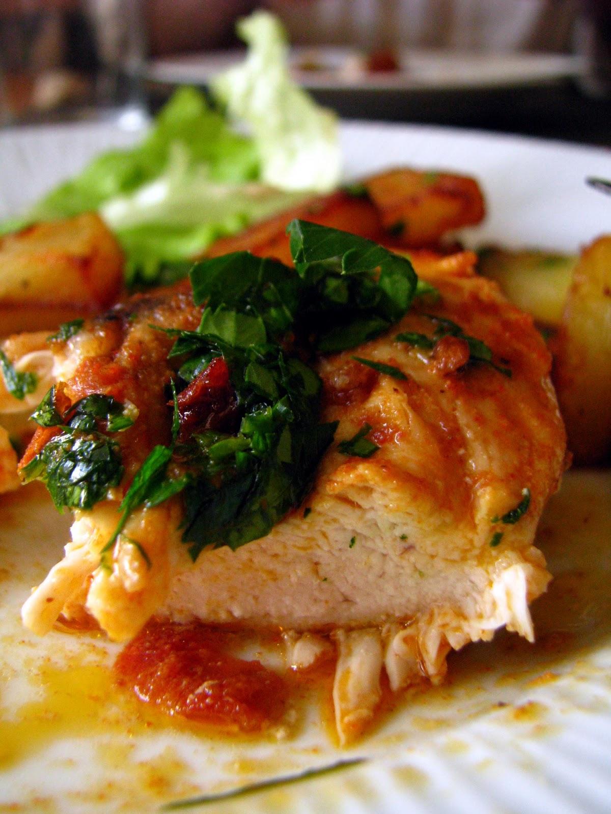 Filets de poulet marinés au paprika et tomates séchées