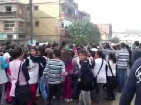 Des enfants de 12 ans protestent dans la rue et... Des enfants de 12 ans protestent dans la rue et...