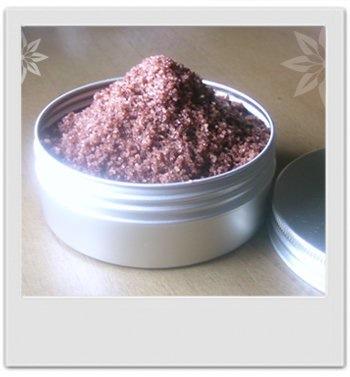 Poudre de gommage rose pour la douche : recette de cosmétique maison avec MaCosmetoPerso