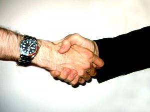 800px-Shake_hand Partenariat public-privé, danger