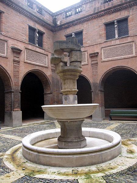 musee-augustins-toulouse-petit-cloitre.JPG