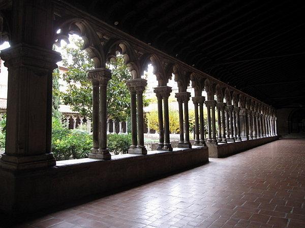 musee-augustins-toulouse-cloitre-colonnes.JPG