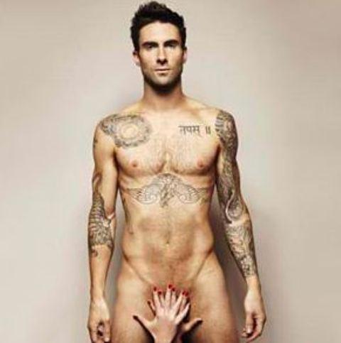 Le pur beau gosse des Maroon 5 Adam Levine a tap la pose compl tement nu