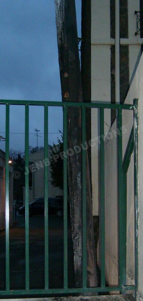 Le poteau électrique endommagé, noisy-le-Sec, 06 janvier 2011|© E Nicolau / JENB Productions Le poteau électrique prend feu : Le voisinage privé de courant pendant une heure et demie