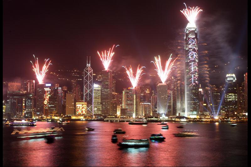 Les célébrations de la nouvelle année ont été marquées par de spectaculaires feux d'artifices partout dans le monde, comme ici au port de Hong Kong. 