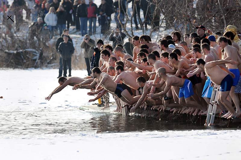 Pour célébrer le jour de l’épiphanie, les Bulgares plongent dans l’eau glacée pour attraper une croix orthodoxe en métal, comme ici dans un lac, à Sofia, jeudi 6 janvier. Le premier à la récupérer sera en bonne santé toute l’année.