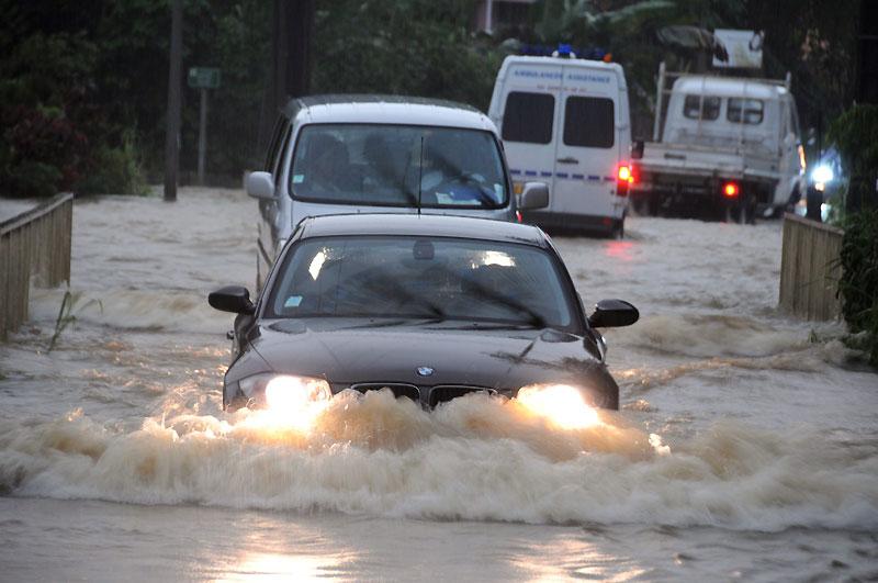 Des pluies torrentielles s’abattent depuis deux jours dans la région des Abymes, en Guadeloupe, et forment de véritables torrents qui ont surpris les automobilistes au moment où la plupart d'entre eux rentraient chez eux. 