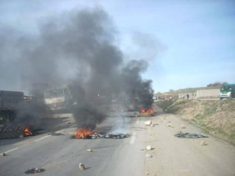 Bouira : des émeutiers attaquent.. gendarmerie Bouira : des émeutiers attaquent.. gendarmerie