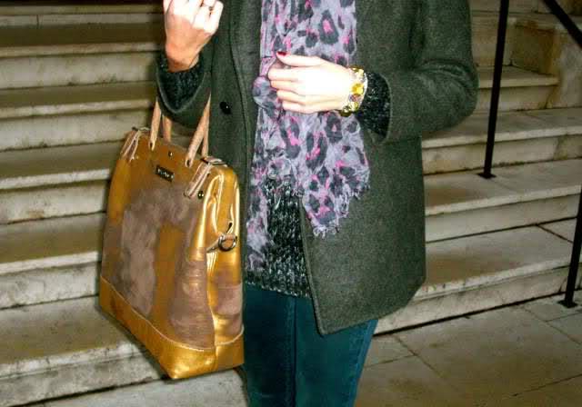 Sur les marches... Image and video hosting by TinyPic