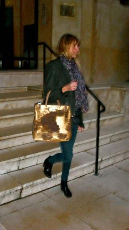 Sur les marches... Image and video hosting by TinyPic