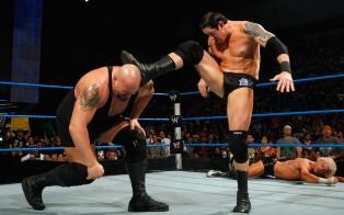 Wade Barrett attaque Big Show Le géant de Smackdown attaqué par Wade Barrett