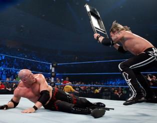Le Big Red Monster vaincu par la Rated R Superstar Con Chair To pour Kane