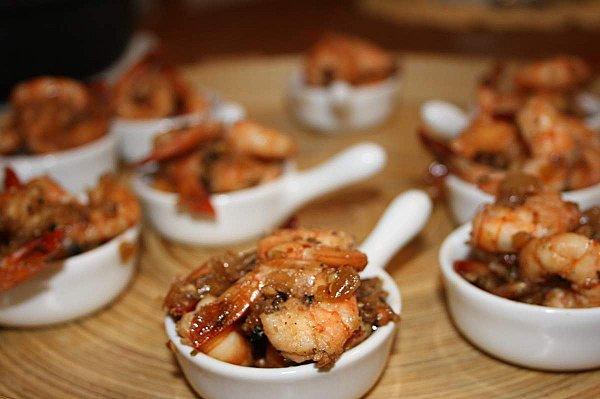 Gambas poêlées au miel et aux poivres mélangés Gambas poëlées