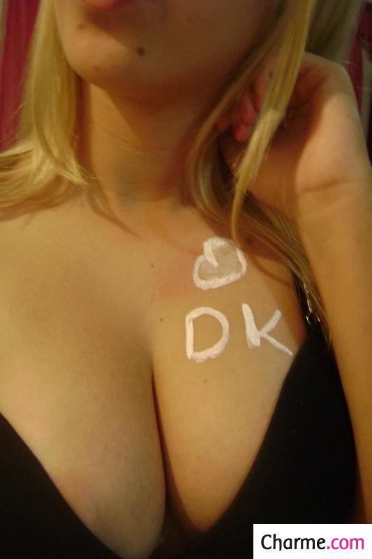 Amatrice blonde exhibe ses gros nichons amatrice blonde exhibe gros nichons
