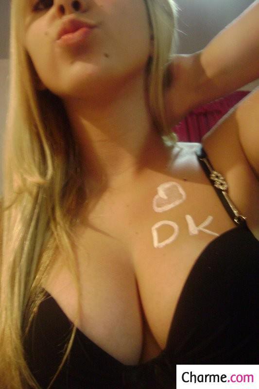Amatrice blonde exhibe ses gros nichons amatrice blonde exhibe gros nichons